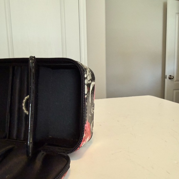 Brighton Floral Heart jewelry travel case in Black, Cream & Pink - Picture 9 of 9